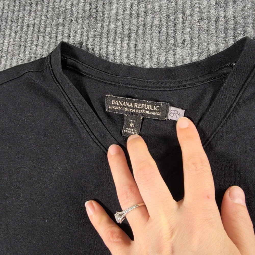 Banana Republic Luxury Touch Performance V-Neck T-Shirt Mens Medium Black Tee